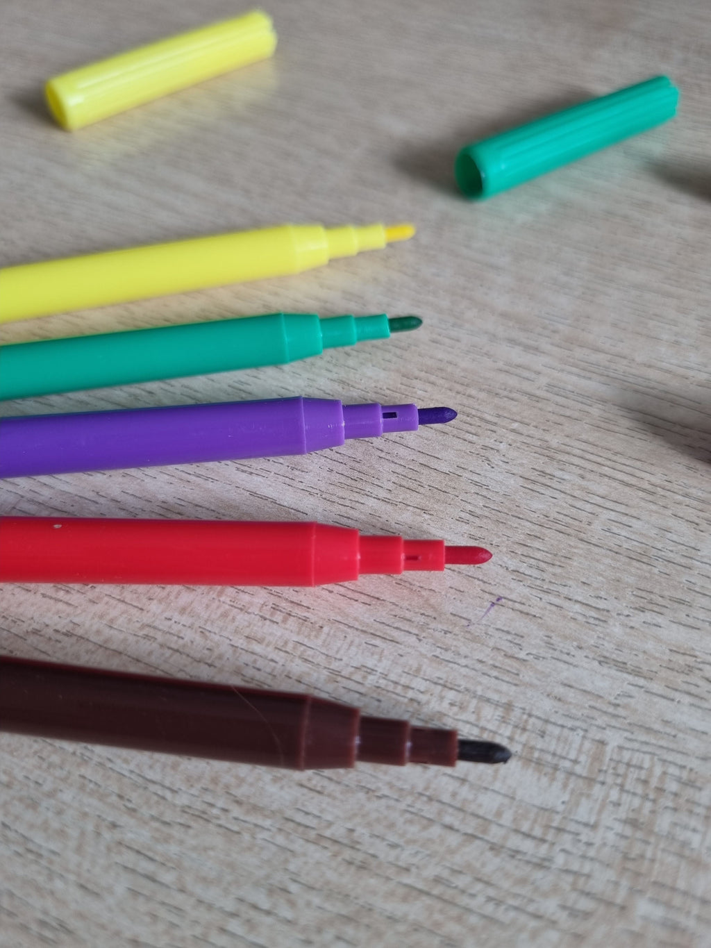 18 Felt Tip Colouring Pens (Washable)