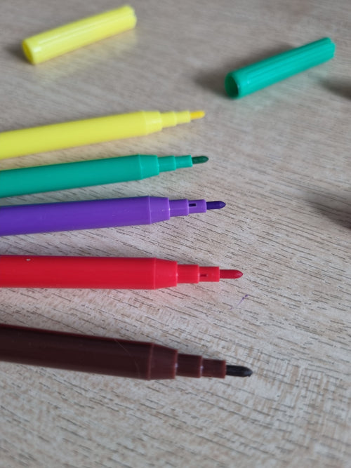 18 Felt Tip Colouring Pens (Washable)